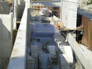 Čedičová dlažba 200x200x30 v betonové konstrukci elektrárna Alpy